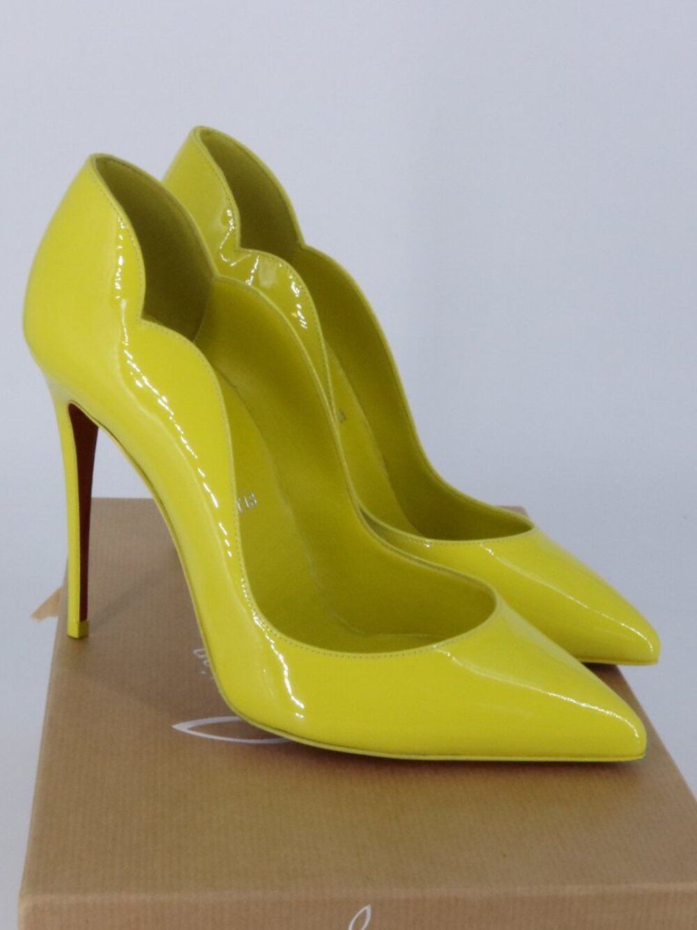 Christian Louboutin 36 Hot Chick Citrus Yellow Scallop Classic Heels Pumps D416